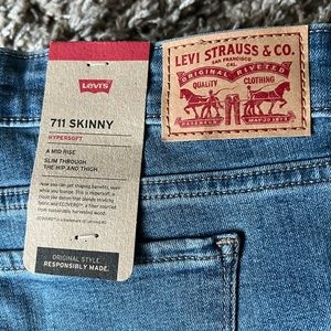 NWT Levi's Women's 711 Skinny Jeans. W34 L30, Short. Ultra Soft.